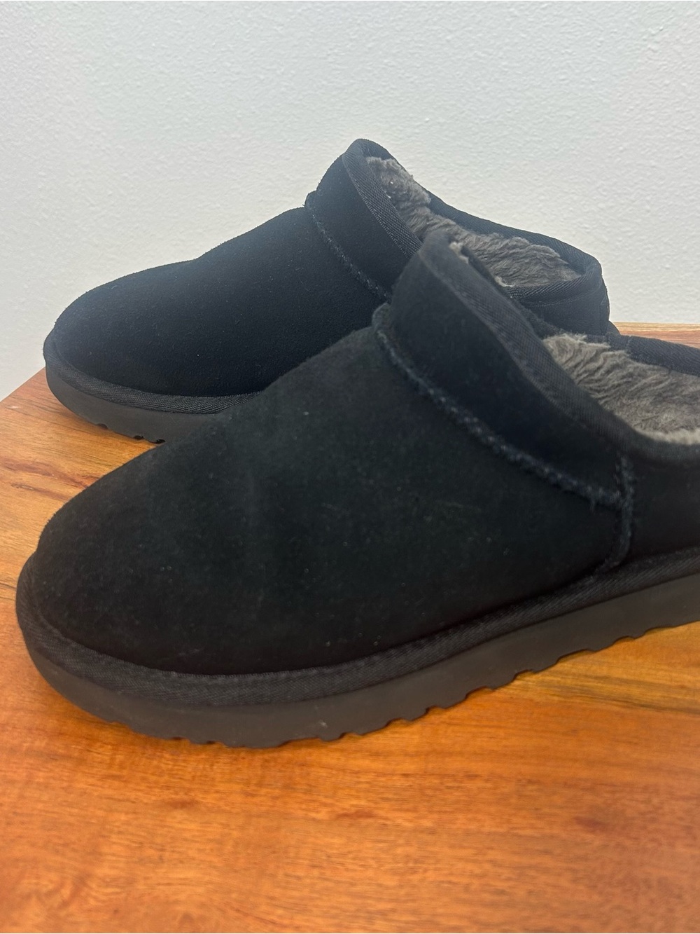 UGG classic slippers Womens size 7 Black Slip-On